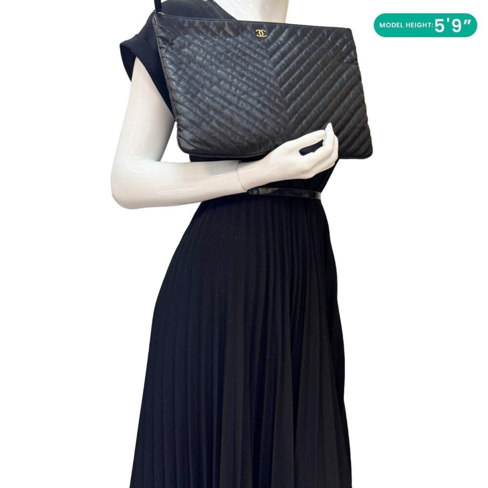 Chanel  O Clutch Chevron Leather Clutch Bag Black - Picture 2 of 14